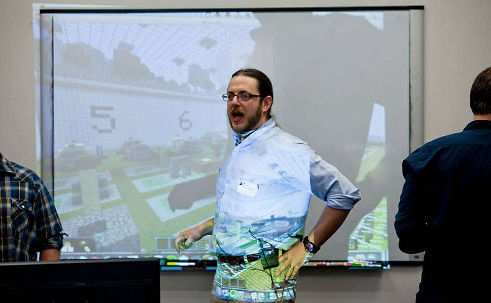 Joe Levin, criador do MinecraftEDU, palestrando sobre o game em Nova York